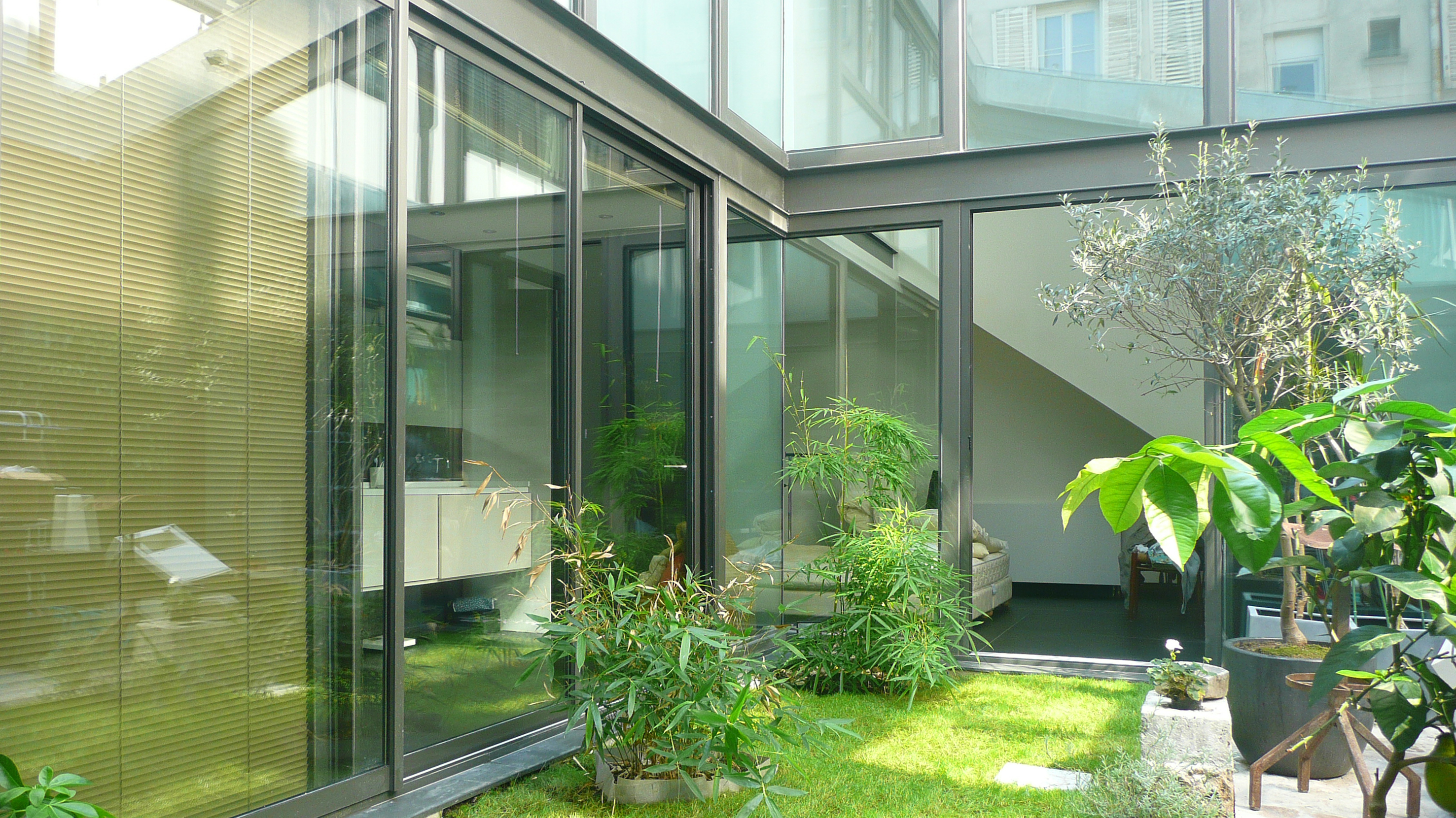 Réalisation d'une maison à patio à paris 17e